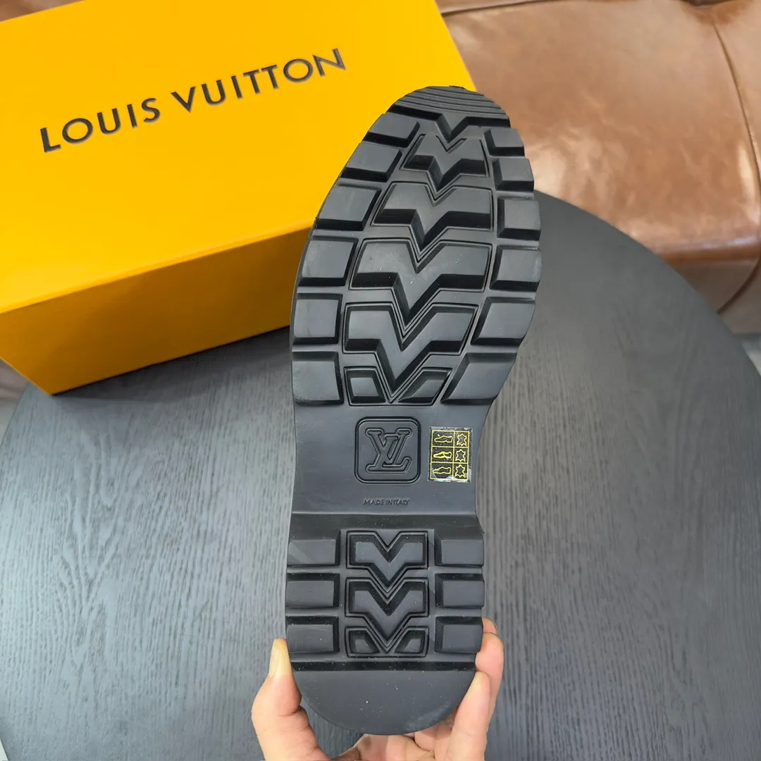 [L Home] P: 820💰 Size: 39-44 (customized at 38.45) Original Lv official website men's casual leather shoes, top-quality original replica, - Upper: 🔝cowhide weaving technology, Nappa cowhide, shoe body sewn with brand logo - Inner: cowhide, foot pad; water-dyed cowhide - Outsole: TPR·rubber foam; two-color molded outsole -Ultra-high quality control and fine workmanship: highlight (high-end, extravagance, class)